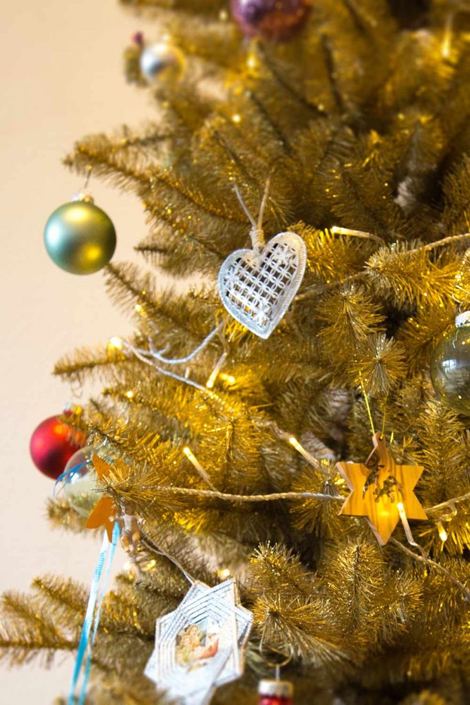 artplantsde-frohe-weihnachten-2020-goldener-weihnachtsbaum-nahaufnahme