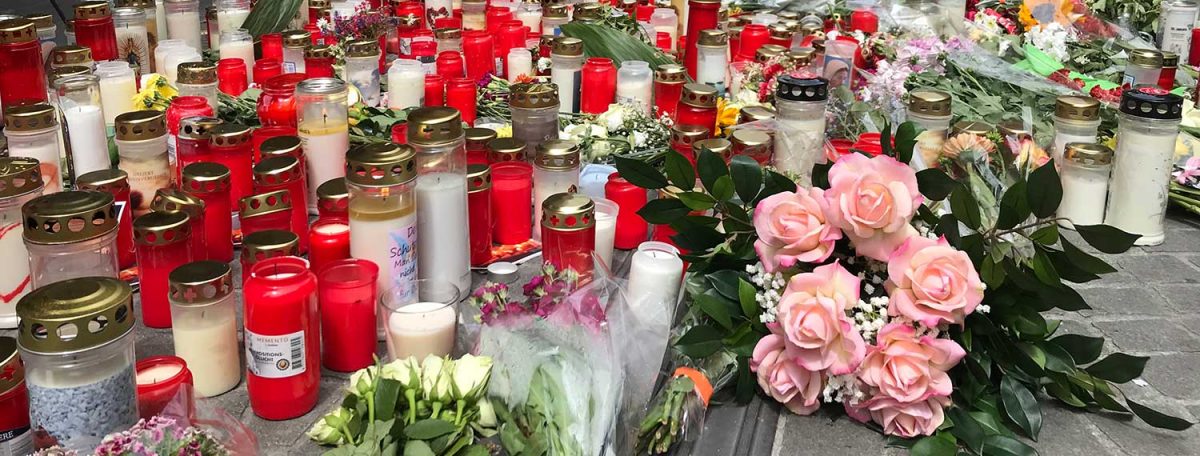 Wuerzburg-Trauer-Meer-aus-Blumen-Kerzen
