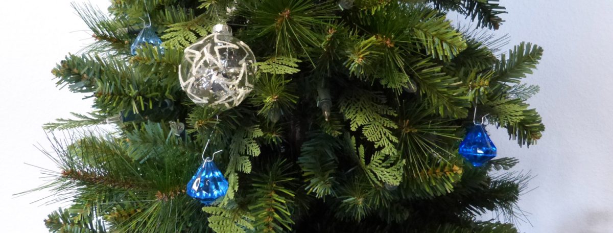 kuenstlicher:weihanchtsbaum:von:artplants:dekoriert:mit:buntenacryl:dekosteinen:von:INNAGlas:weihnachtsdeko